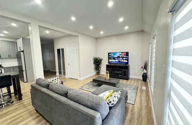 Luxury private home 4 mins to Sunrise Shopping Complex