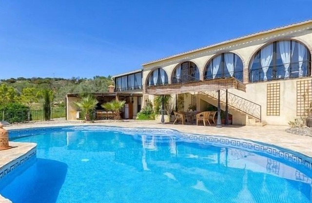Luxe, privé, vue sur la montagne, piscine privée chauffée à l'énergie solaire, barbecue, près des lacs ....
