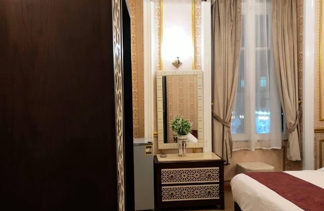 CHAMBRE INDIVIDUELLE PRIVÉE. VUE SUR LA VILLE