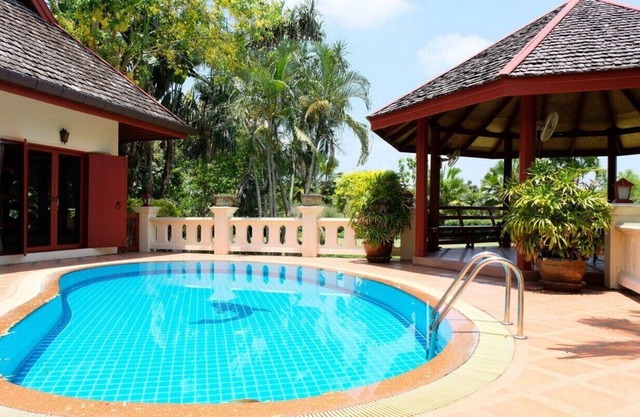 Petit déjeuner, femme de chambre, jardin, piscine, villa méditerranéenne thaïlandaise de luxe de 3200 m²