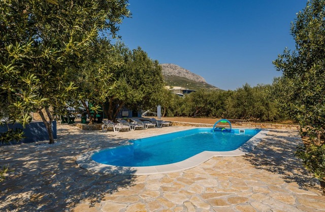 Villa de luxe avec piscine chauffée / refroidie et grand jardin près de Split