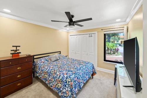 Luxury Queen Room, Walk to UM, Free Car Service!