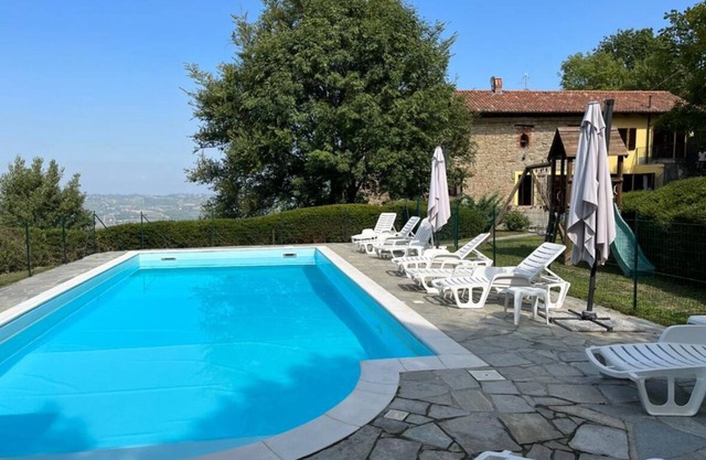 Ancienne ferme de luxe rénovée avec piscine panoramique et privée.