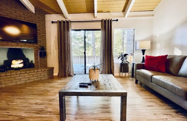 Luxury, remodeled Condo - Close to the Lake and Diamond Peak