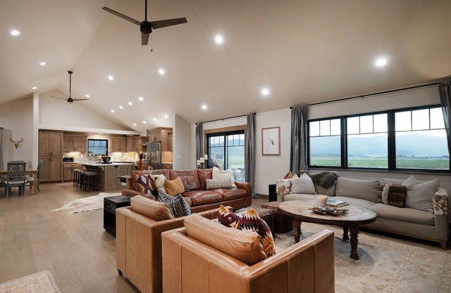 Luxury Residential Home on 2.5 Acres with Views in Victor, ID. A/C, Garage.