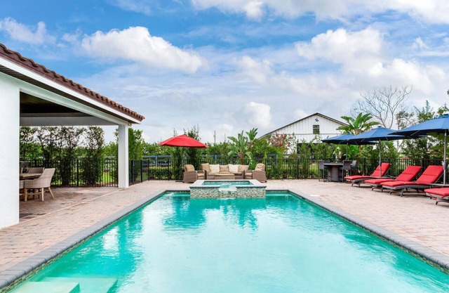 NOUVEAU! Private Luxury Lakefront Mansion w / piscine / bain à remous et salle de jeux sur la superficie