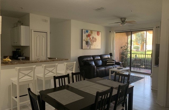 Complexe hôtelier de luxe avec vue sur le lac 3 Br 2 Bain, piscine, court de tennis, parking, salle de sport