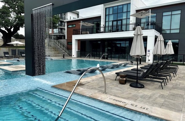 2-bedroom apartment in lovely Austin with Pool, fitness room, AC, WiFi