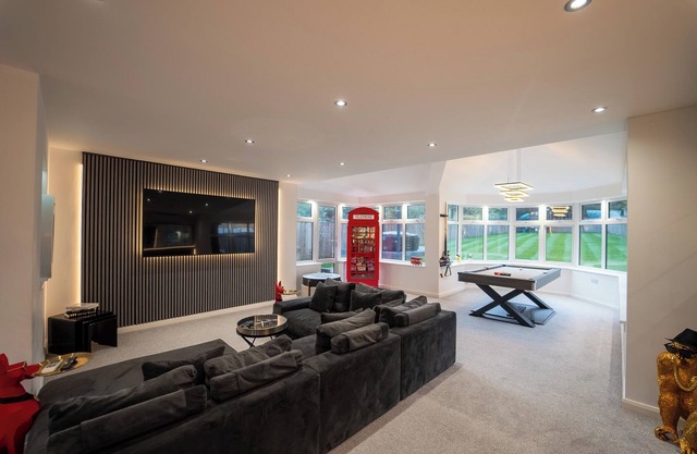 Luxury Retreat, Hot tub, SuperKing Massage Bed, Tesla Warner bros, Contractors!