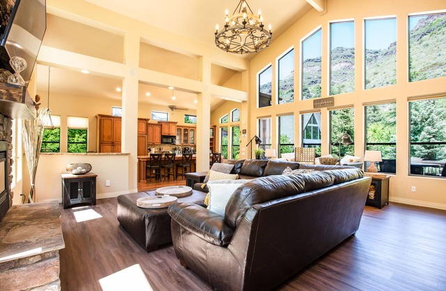 Luxury Retreat in Oak Creek Canyon. 1 mile from Slide Rock Park
