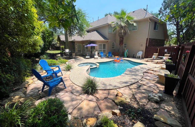Luxury Retreat - Relaxing getaway with Pool, Hot Tub, Game Room, & 2 King Suites