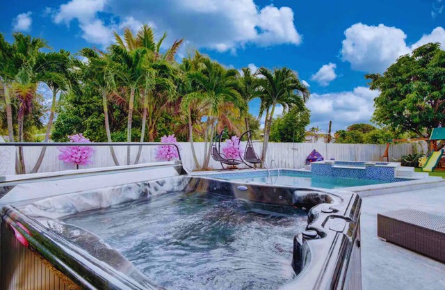 Luxury Retreat with Cinema, Game Table, Pool, Jacuzzi , Giant Chess, 8 Beds