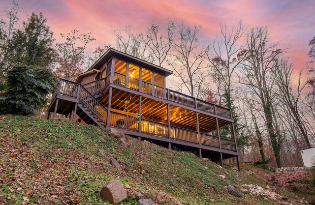 Luxury River Cabin: Hot Tub, Decks, Amazing Views
