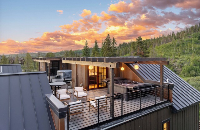 New Luxury River Front Villa 110 I Rooftop Lounge I Hot Tub I Views I FREE Adventures Daily