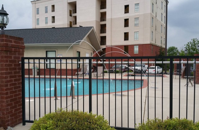 2 B / R Luxury Riverfront Condo Emplacement / Parfait / New Ameublement / Nouvelle unité Location