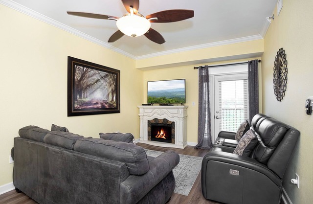 2 BR Luxury Riverfront Condo dans un emplacement parfait