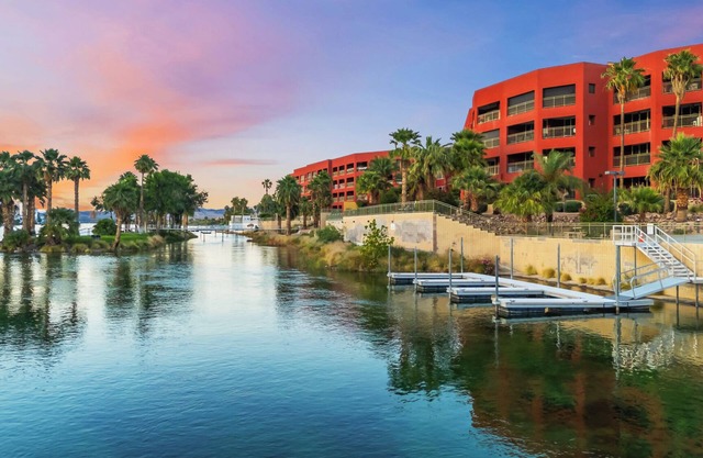 Luxury Riverfront Condo Launch-Dock-Pool-Spa