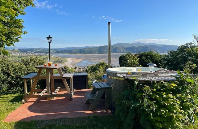 Luxury romantic escape just for two with stunning views, BBQ Hut and Hot tub