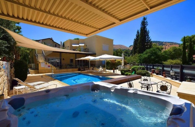 Luxury Romantic Villa with Jacuzzi and Pool