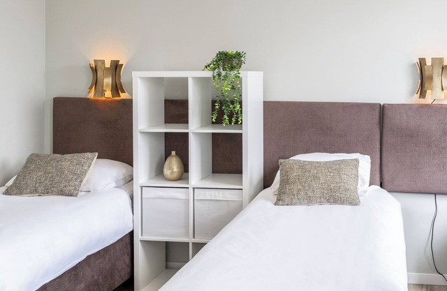 Chambre simple avec lit incroyable