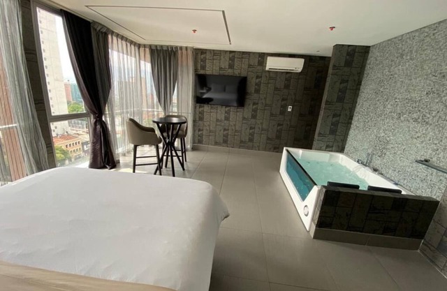 Chambre de luxe avec jacuzzi et vue imprenable