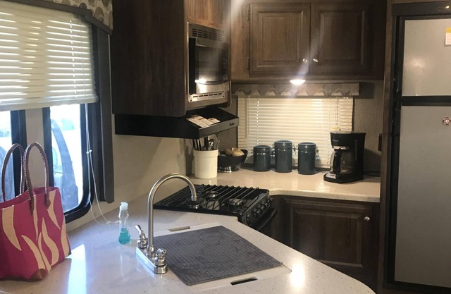 RV hébergement de luxe avec service de garde de chien disponible.
