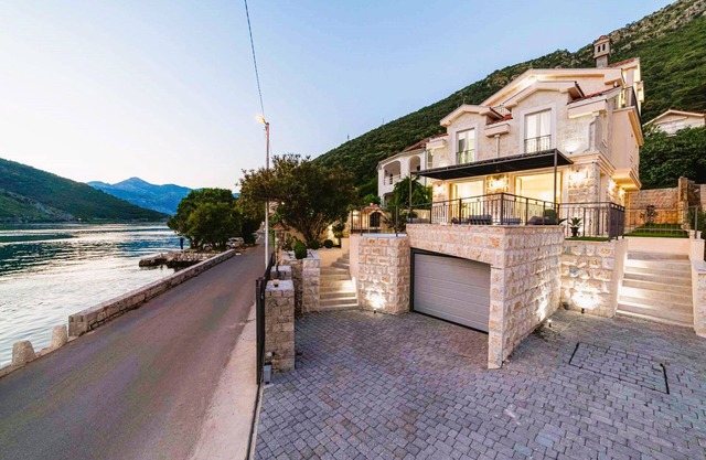 ❤️Luxury Seafront Villa–4BR | 5 Baths| 3 Equipped kitchen| Hot Tub| BBQ| Terrace