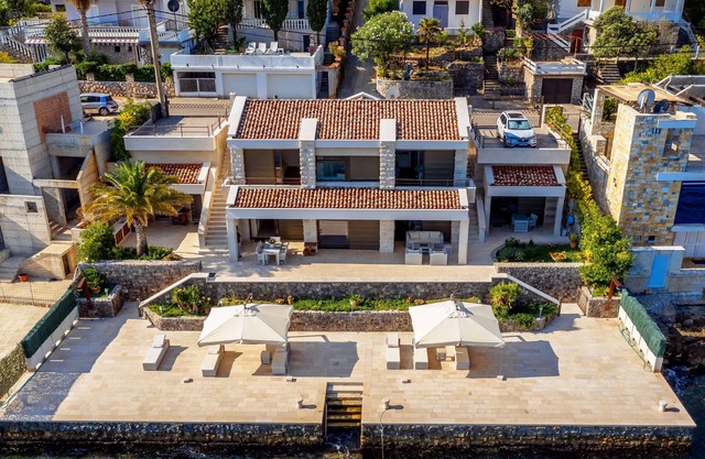 Villa de luxe en bord de mer dans la baie de Boka