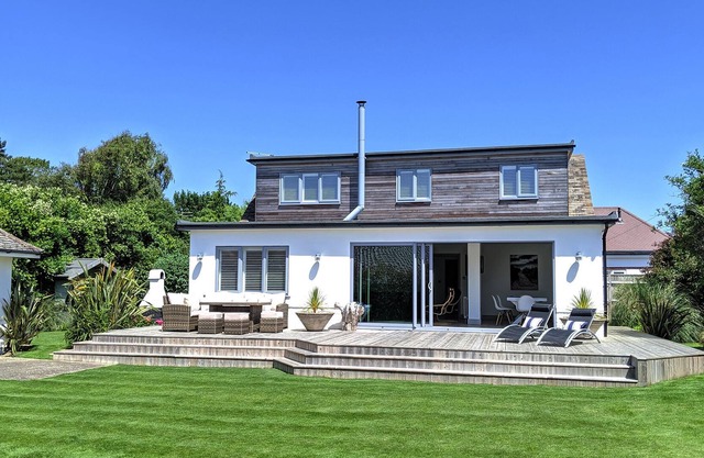 Maison de luxe en bord de mer avec un beau jardin orienté sud sur un domaine maritime privé