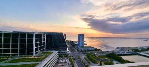 Luxury Seaside Sunset View at SM Mall of Asia with free parking