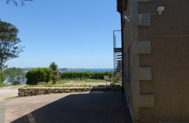 Luxury Seaviews Spacious Quiet Ground floor Apartment, Parking, Disabled access