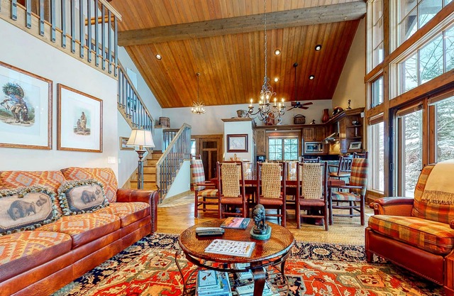 Luxury & secluded cabin w/furnished deck, wood fireplace, mountain & river views