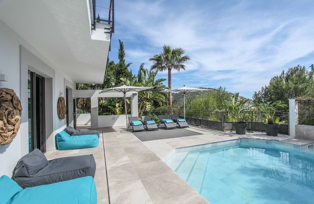 Villa de luxe récemment rénovée avec vue mer / piscine, à 5 minutes à pied du port Andratx.