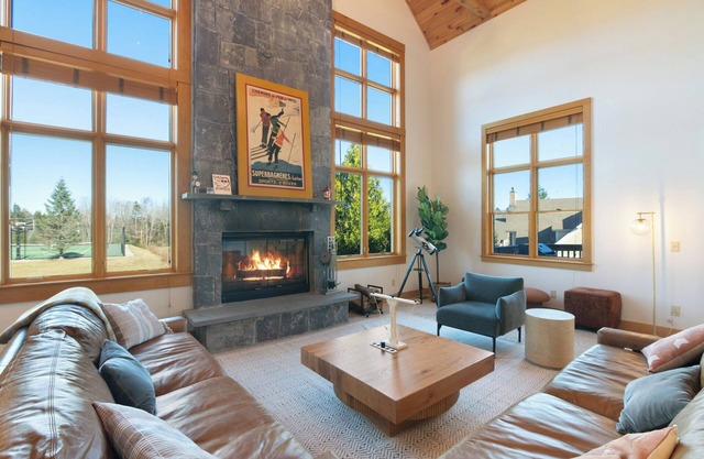 Luxury Ski House minutes from Mount Snow - 2 living areas + Pet friendly!
