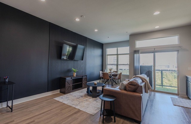 Luxury Skyline Escape / Sauna / King Bed / DT View