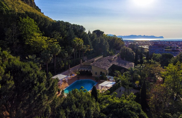 Piscine jacuzzi extérieure chauffée | Villa de luxe avec piscine privée et forêt de pins