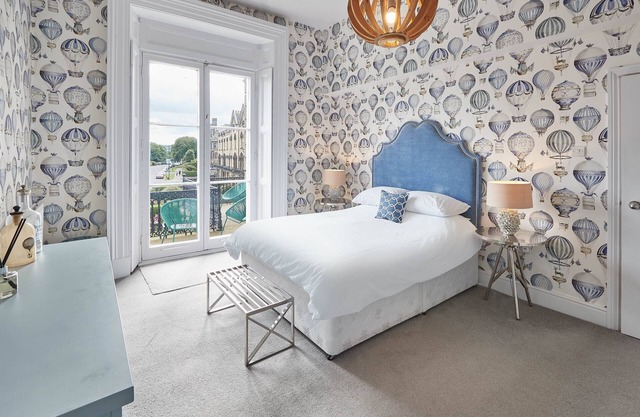 Appartement de luxe en bord de mer spacieux au premier étage avec balcon et vue superbe
