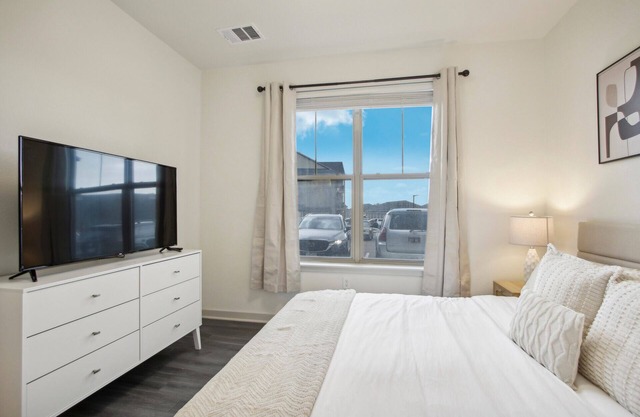Luxury Spacious 2 Brm Gym, Pool, King Beds 102
