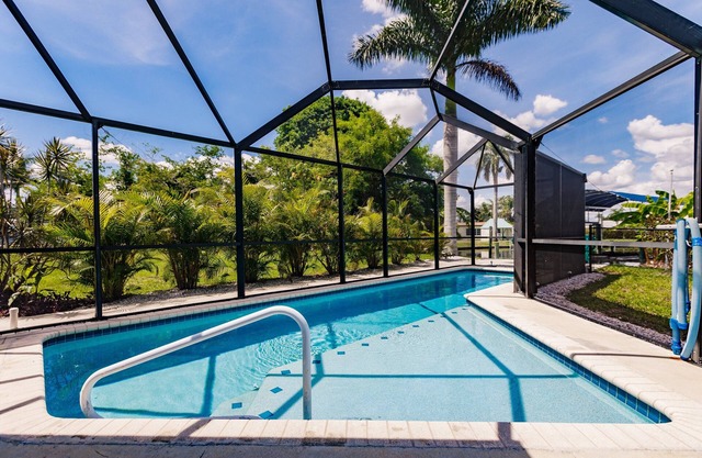 Luxury Spacious Home Pool, Boat Dock Gulf Access! Fits up to 12 people