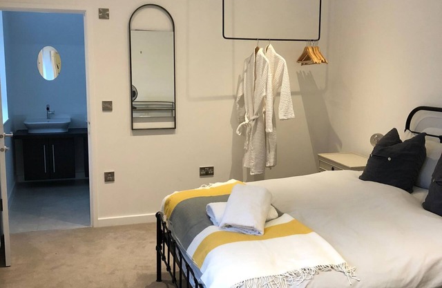 Luxury spacious detached house in heart of city centre with parking