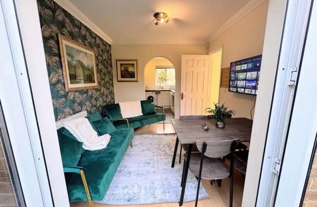 Luxury spacious Detached Ashford Home with parking & garage