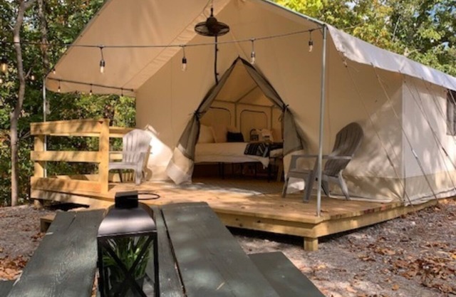 Luxury Spacious Glamping Getaway Retreat, Lake View, Grill, Pet Friendly, Swim