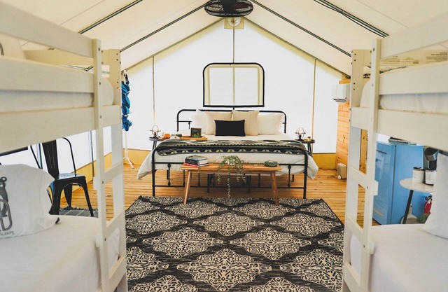Luxury Spacious Glamping, Lake View, Grill, Pool, Pet Friendly, Swim