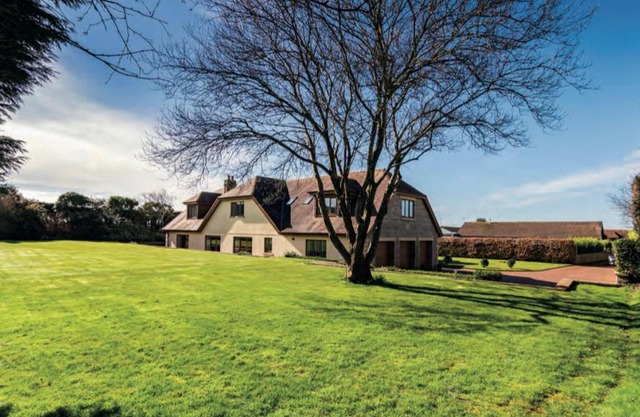 Luxury, Spacious Home with Private Driveway Beaches and Gower in close proximity