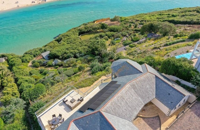 Maison de luxe spacieuse face à la mer avec piscine intérieure