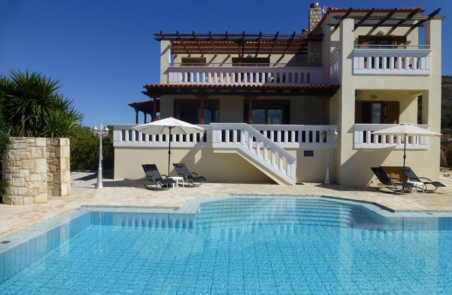 Villa spacieuse de luxe, vue spectaculaire sur la mer et la montagne, grande piscine privée.