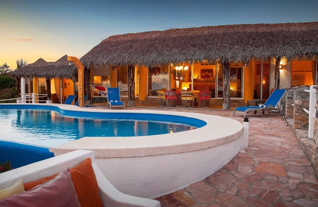 Luxe, vues spectaculaires et plage dans une magnifique baie de Huatulco. Piscine privée.