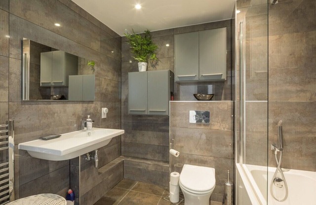 Luxury Station 1 Bed Flat With Underground Parking