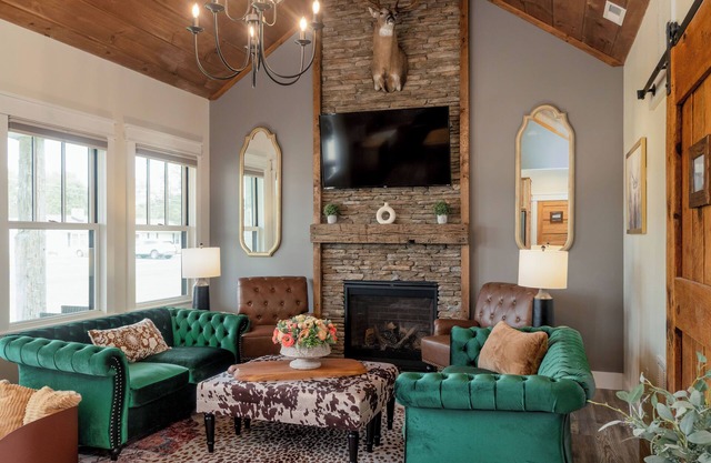 Luxury Stay / 2-Suite Retreat with King Beds / Near JMU, Shenandoah & Wineries