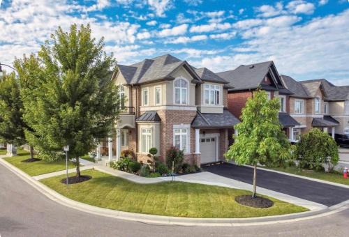 Luxury Stay in a beautiful City Brampton